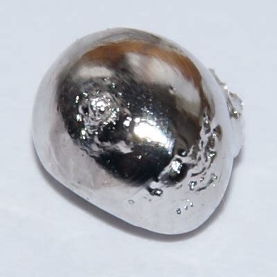 Rhodium: Een Meesterlijke Metaal voor Katalyse en Luxueuze Juwelen!